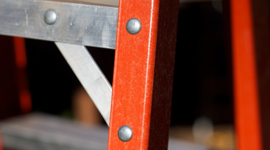 Check ladders en ander klimmateriaal geregeld en laat repareren door een deskundige