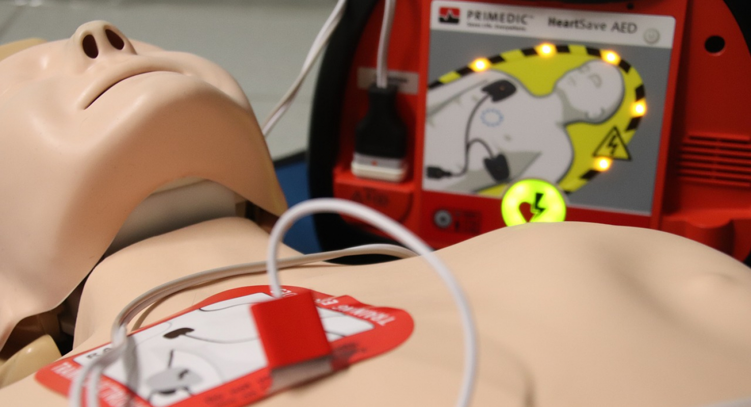 Is een AED, verbanddoos, BHV'er aanwezig? BHV-inspectieformulier: oefen met AED