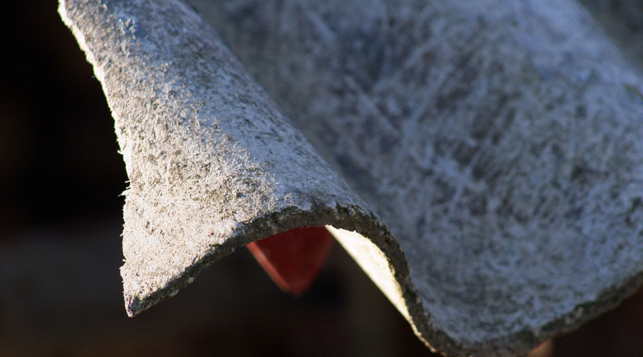 Asbestvezels zijn bij blootstelling gevaarlijk